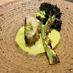 パルコ フィエラ - 脂乗りのよい藁焼きの目抜けとしっかり薪焼きされたブロッコリーの苦みと香りが何とも素晴らしい