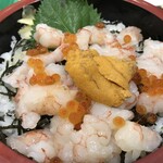 でか盛り海鮮問屋 - ウニ海老イクラ丼