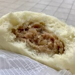 パオパオ - 料理写真:【和豚もちぶた 肉まん】具は肉々しさよりジューシーさを重視した感じ。意外とライトに食べれちゃうかと
