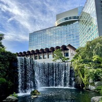 ホテルニューオータニ 東京 - ホテルニューオータニの日本庭園にある滝とメイン棟