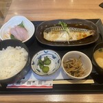 豊洲市場 さかな酒場 魚星 - 本日の煮魚（サバ煮）定食 刺身付き（1,265円）