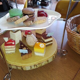 PeterRabbit EnglishGarden The Cafe_0