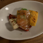 びすとろジョバン - お通し　サーモン肉厚で美味しい　エリンギは幹笑