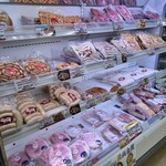 日進ワールドデリカテッセン - 肉売り場が広い。