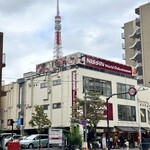 日進ワールドデリカテッセン - この立地で駐車場あるのがありがたい。