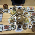 民宿みやま - ランクアップ夕食　馬刺しと地元のサーモン◎