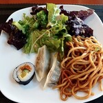 Holiday Inn Qingdao Parkview - サラダ、餃子、海苔巻き、炒麺