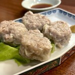 どぜう・四季料理 やぶや - 肉シュウマイ（¥680税込）
      このとっても肉々しいシュウマイ、大将が目の前でミンチを包んでくれるところから始まります♪豚の旨み、凝縮！