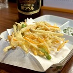 どぜう・四季料理 やぶや - 新生姜かき揚げ（¥640税込）
      サックサクで新生姜の爽やかな辛み、だけではなく人参の甘み、そのハーモニーがタマラン♡(*´ω`*)