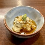 どぜう・四季料理 やぶや - 生湯葉（お通し）
      う〜ん、優しくて上品♪(*´༥`*)ｳﾏ~
      生湯葉にジュレ、遊び心もあって楽しい逸品♪もっと食べたい！！