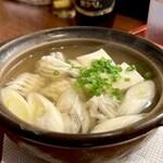 どぜう・四季料理 やぶや - ハモ小鍋（¥1,100税込）
      今夜一番の感動がコレ！(≧∀≦)☆
      丁寧に取ったお出汁はハモの骨と昆布だけ。魚の生臭みなど一切なく、純粋に澄みわたる旨みの極み。