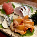 どぜう・四季料理 やぶや - お刺身4点盛り（値段不明）
      今日のイチオシは赤貝！ブルンと肉厚で美味いことったら！その他マグロ、小肌に〆鯖、本職の寿司屋もびっくりのお刺身♪