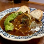 どぜう・四季料理 やぶや - 牛すね煮込み（¥1,100税込）
      濃厚でまろやかな旨みとほろ苦さのデミソース、その隠し味には名古屋人にはお馴染みのカクキューの赤味噌が使われていて、深いコクを生み出しています♪