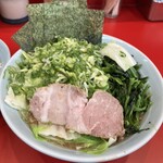 武蔵家 三鷹店 - 湯通しキャベツ、ほうれん草のあと、てづかみでねぎをドカッと。周りのお客様の注目を集めました。