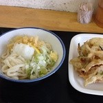 まる家 - ひやしぶっかけうどんとかき揚げです。大根おろしとレモンは最初から載っていました。