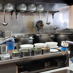 ラー麺専門店 こしがや - 手入れの行き届いた厨房の様子