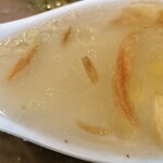 ラー麺専門店 こしがや - 揚げネギをすくったスープ