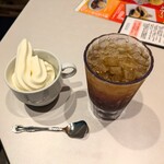 カラオケルーム歌広場 - 料理写真:フリーのソフトクリームとドリンク（アイスティー）