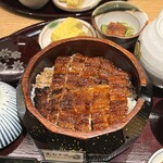 鰻 炭焼 ひつまぶし 美濃金 神田本店 - 