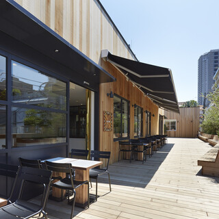 ウッド基調のお洒落空間。広々としたテラス席ならペットOK