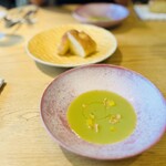 RISTORANTE＆BAR EVOLTA - 蚕豆のズッパ　サフラン風味のペコリーノチーズとカリカリの食感　レモンオイル