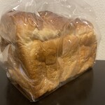 Ｂｒｅａｄ Ｃｒａｆｔ　オオウラ - 蜂蜜湯ごね食パン（1本）600円