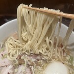 らー麺 本間 - やや平打ちのストレート麺