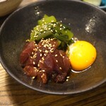 にほん酒と肴 酔音 - カツオとつるむらさきのユッケ　1,000円