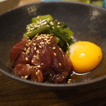 にほん酒と肴 酔音 - カツオとつるむらさきのユッケ　1,000円