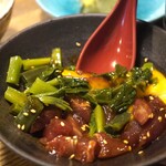 にほん酒と肴 酔音 - カツオとつるむらさきのユッケ　1,000円