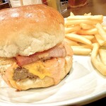 ブラックプール ハンバーガー カフェ - 秋限定メニュー　お月見バーガー　特製ソースと半熟目玉焼きが美味い