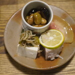 にほん酒と肴 酔音 - お通し　　煮豆と自家製ツナが絶品！