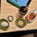 ヴァンサンカン - なぜか生卵は1個60円の別料金です。右は牛脂、ざらめ、割り下。