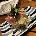 焼とり 大自然 - 【生ハムと手作りポテトサラダ 660円】のりしお味のポテチがささっている変わり種