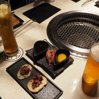 牛の達人　Private 西新宿店 - 遅れ友人を待ちつつパートナーと乾杯