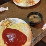 オムライス ひとみ - 手前がセミ、奥がレギュラー