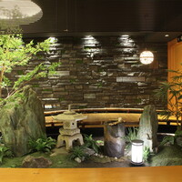 非日常的な落ち着いた店内。京都らしい趣でお出迎え
