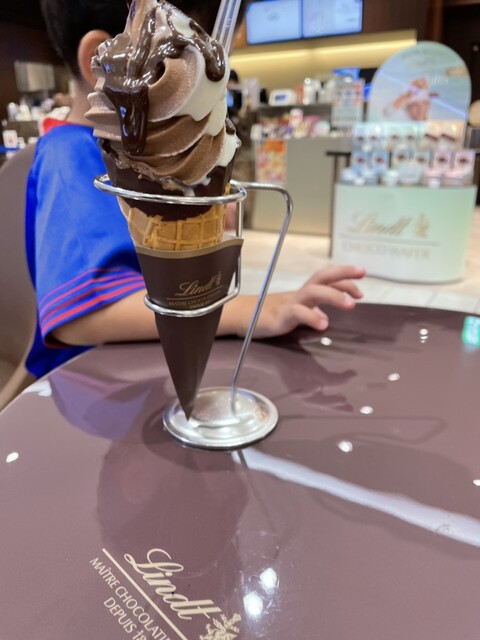 リンツ　ソフトクリームショコラ　2017年 フェーヴ リンツ、「チョコレート×フルーツ」シリーズ第二弾！ 白桃の果実味