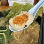 巓 - 卵。半熟。塩味が結構強い。おっ、しょっぺ、と思う。白飯の友。