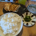 大砲ラーメン  - 御飯餃子セットが到着❗️高菜の漬物が美味い❗️