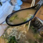 大砲ラーメン  - スープを飲みあげると骨粉が漂うコテコテスープ