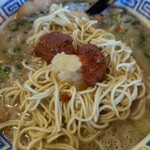 大砲ラーメン  - 続いて下ろしニンニクと辛子ニンニクを大量投入〜