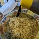 大砲ラーメン  - 替玉の追いタレを投入