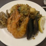 びいどろ 吉祥寺店 - 魚介のパエリア（店員さんが取り分けてくれました）