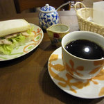 ディアカップ - アボカドとハーブチキンのサンド（ハーフ）350円　ブレンドコーヒー　400円