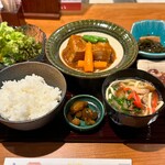 沖縄郷土料理あわもり ゆうなんぎい - Ａ日替わり定食  メインはラフテー  １０００円                        +２００円でサラダ追加   更に+２００円で味噌汁を沖縄そばへ変更