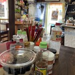 守礼 - テーブルには味変調味料がいっぱい