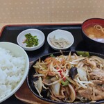 半田屋 - 料理写真:黒にんにくしょうゆ野菜炒め定食