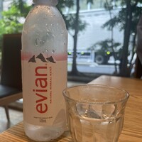 赤坂うまや 新宿 - 卓上水がエビアンなだけでちょっと嬉しい♪