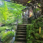 かつら - 川床席から店舗への階段